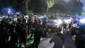 Otista Memanas: Polisi Diculik, Ban Dibakar!