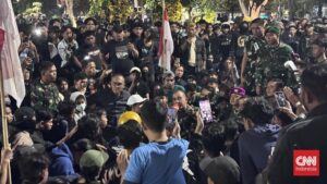 Grahadi Digeruduk, Massa Tuntut Rekan Dibebaskan!