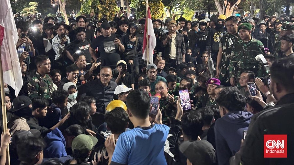 Grahadi Digeruduk, Massa Tuntut Rekan Dibebaskan!