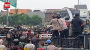 Aksi di DPR Ricuh, Polisi Semprotkan Gas Air Mata
