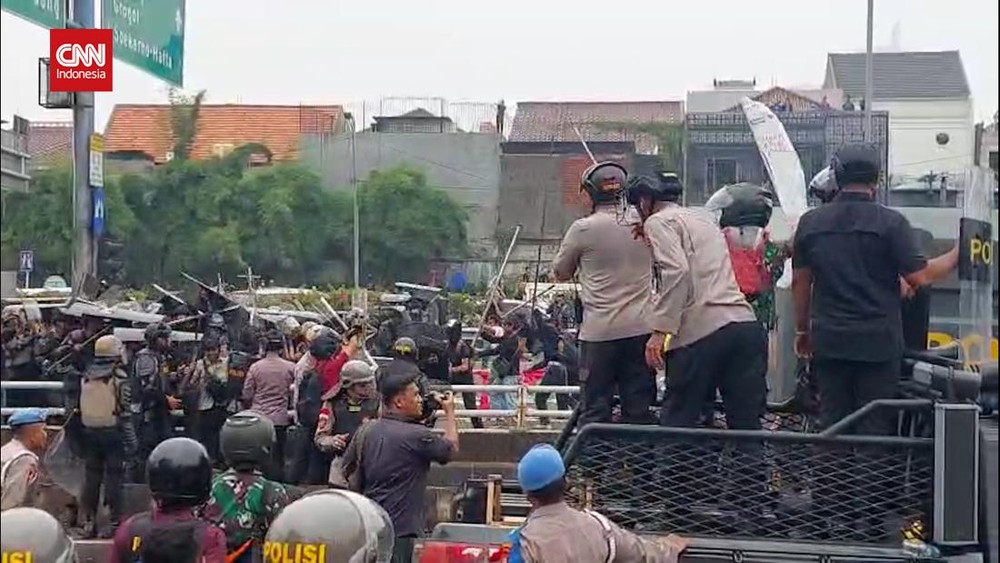 Aksi di DPR Ricuh, Polisi Semprotkan Gas Air Mata