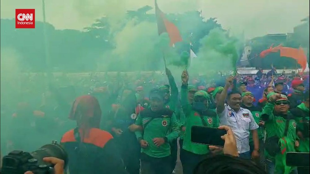 Ribuan Buruh Geruduk DPR, Tuntut Kesejahteraan