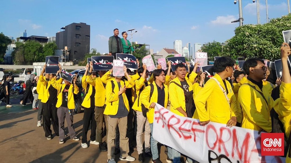 Mahasiswa Geruduk DPR, Ini 13 Tuntutan BEM SI