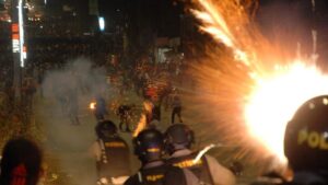 Gas Air Mata Hujani Kampus, Belasan Mahasiswa Pingsan