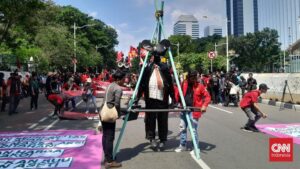 Buruh Arak Tikus Berdasi di Medan Merdeka