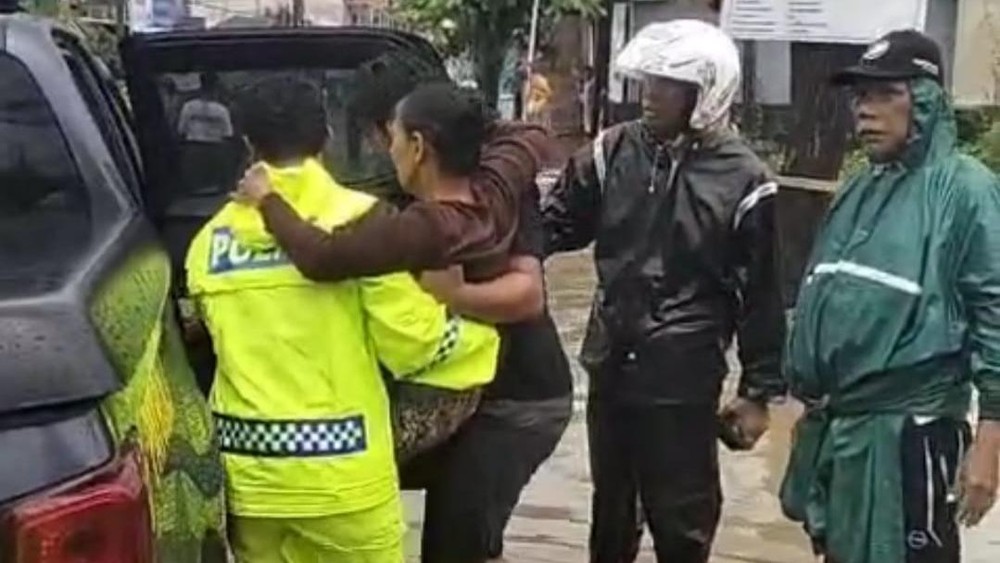 Banjir Bali, Turis Asing Dievakuasi!